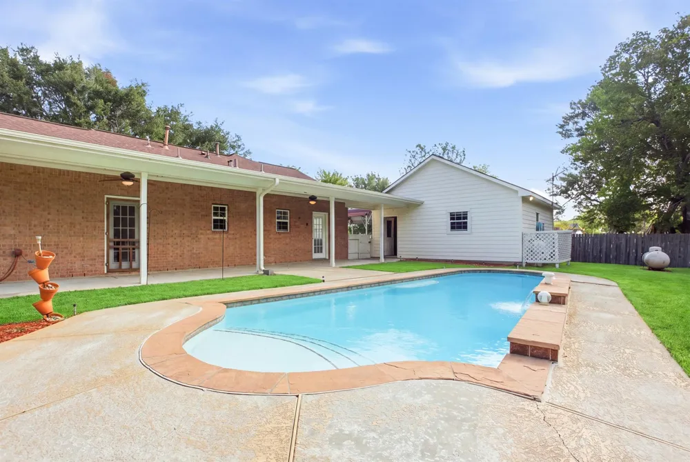 1945 Dorothy Lane Sealy, TX 77474