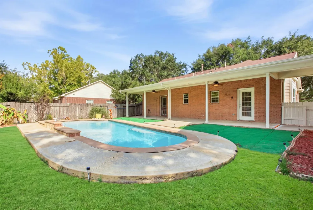 1945 Dorothy Lane Sealy, TX 77474