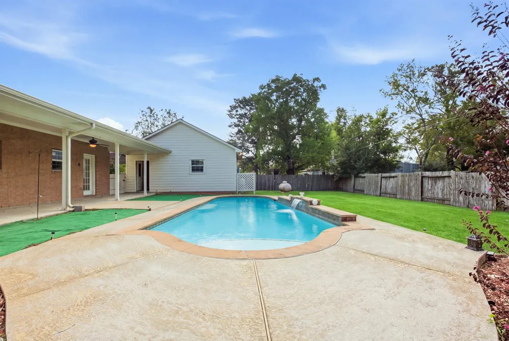 1945 Dorothy Lane Sealy, TX 77474