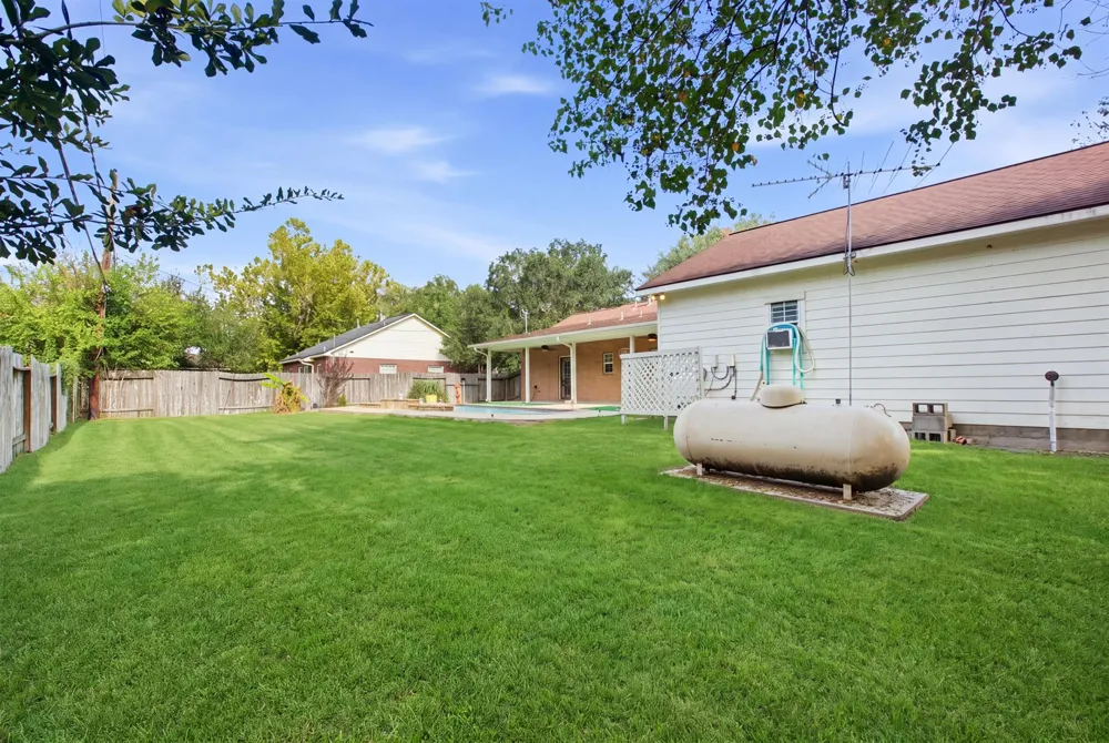 1945 Dorothy Lane Sealy, TX 77474