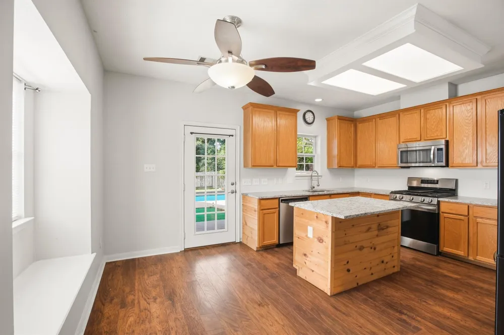 1945 Dorothy Lane Sealy, TX 77474
