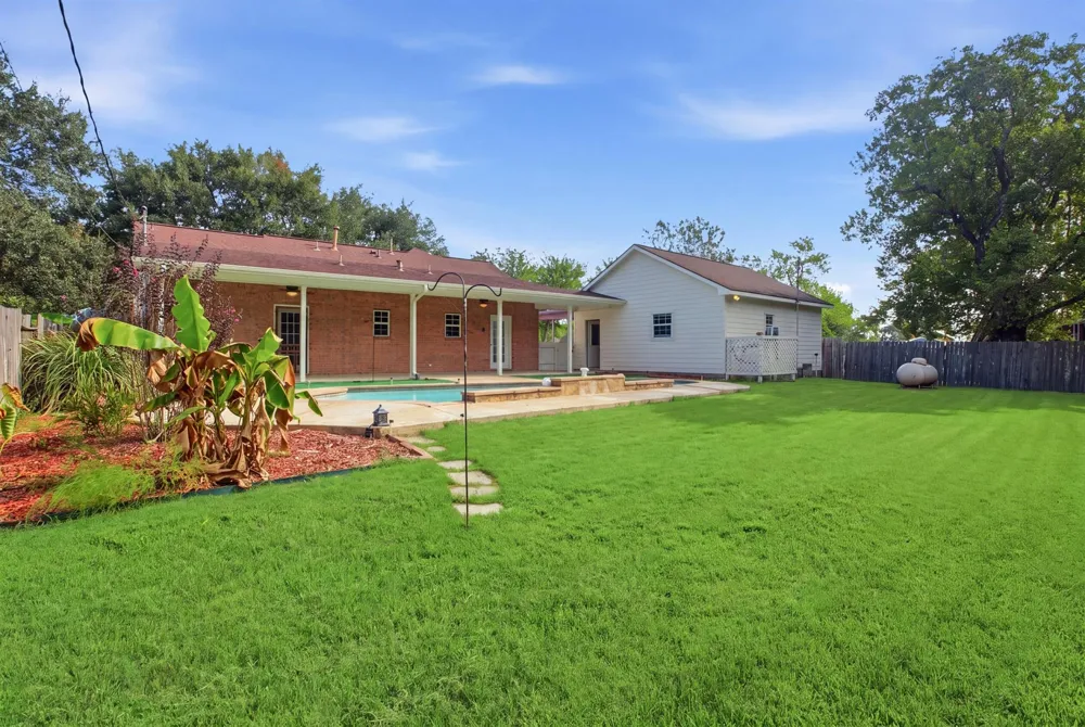1945 Dorothy Lane Sealy, TX 77474