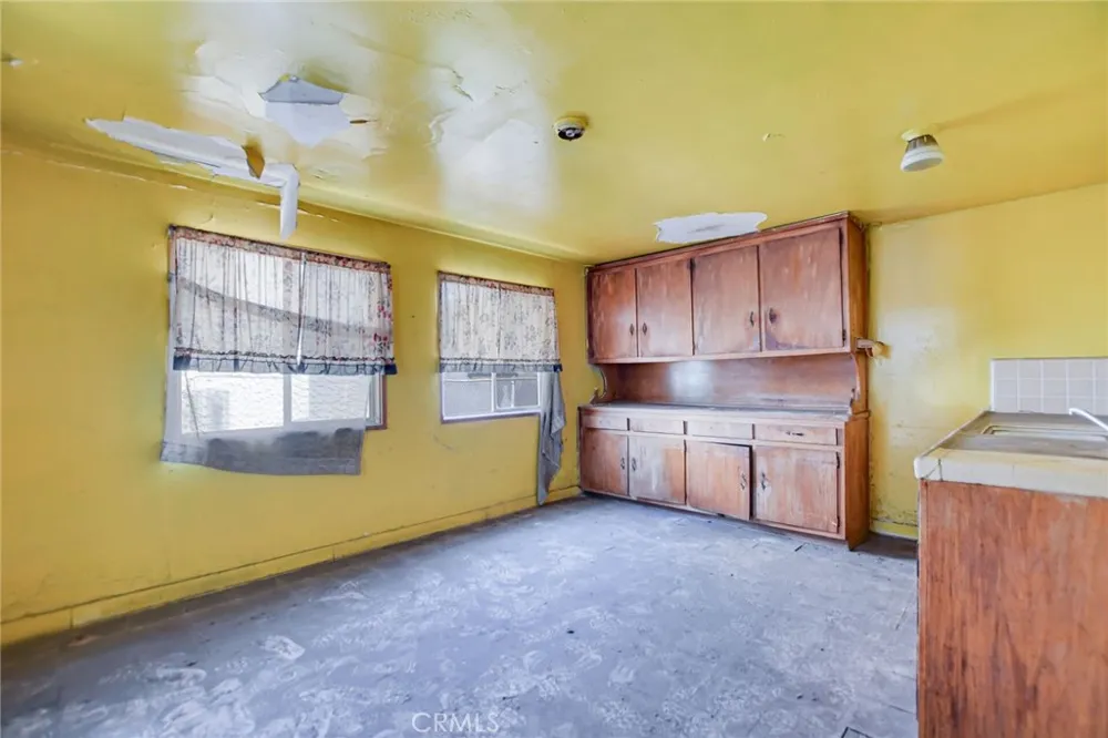 828 W 73rd Street Los Angeles, CA 90044
