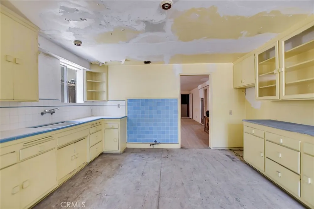 828 W 73rd Street Los Angeles, CA 90044