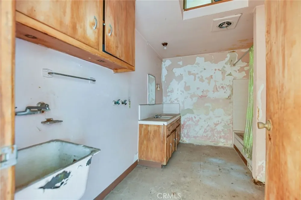 828 W 73rd Street Los Angeles, CA 90044