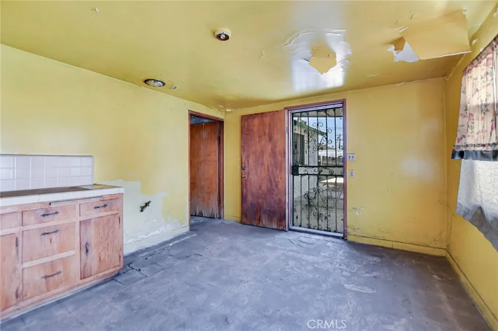828 W 73rd Street Los Angeles, CA 90044