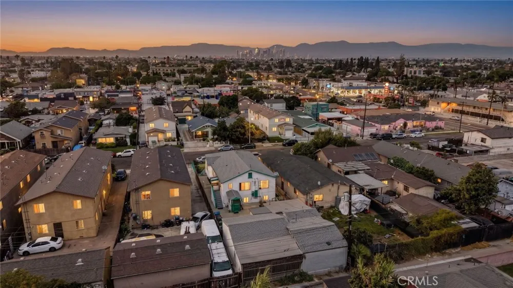 828 W 73rd Street Los Angeles, CA 90044