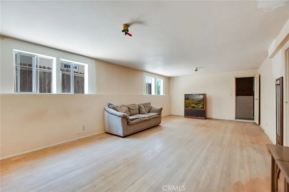 828 W 73rd Street Los Angeles, CA 90044