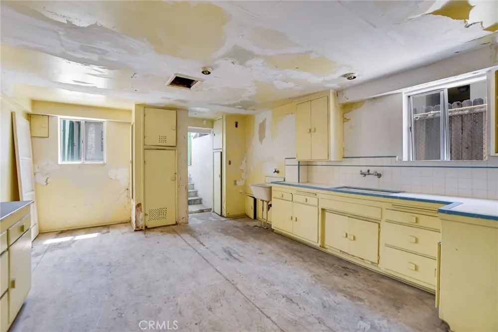 828 W 73rd Street Los Angeles, CA 90044