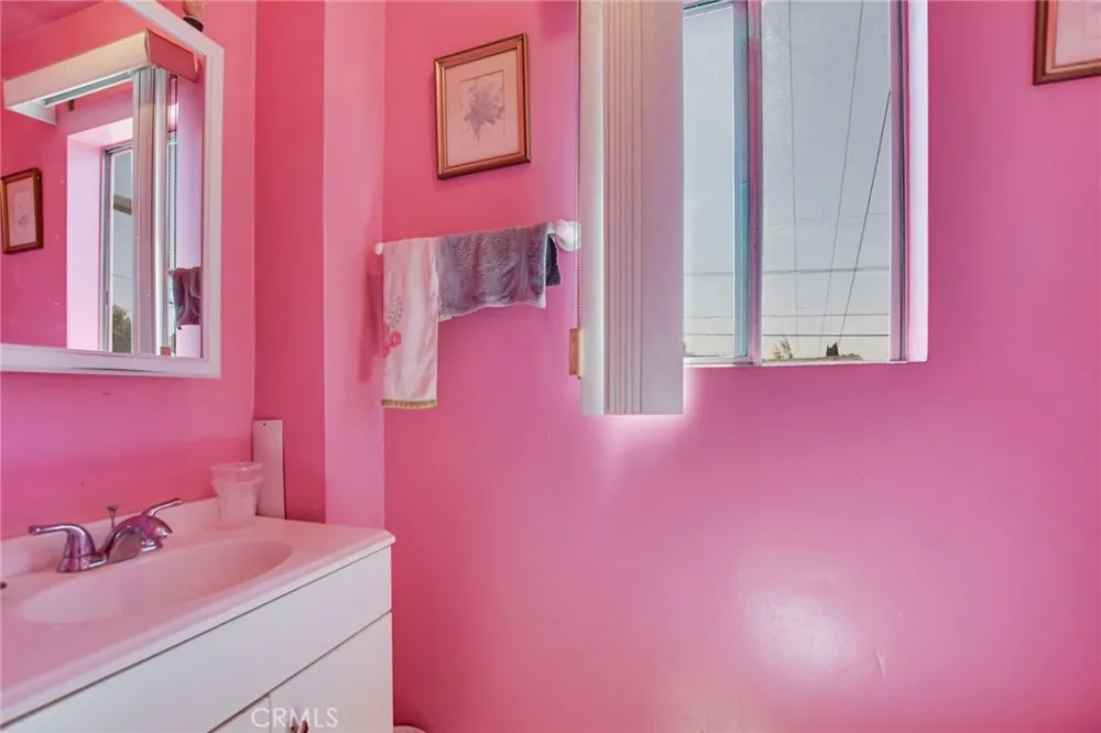 828 W 73rd Street Los Angeles, CA 90044