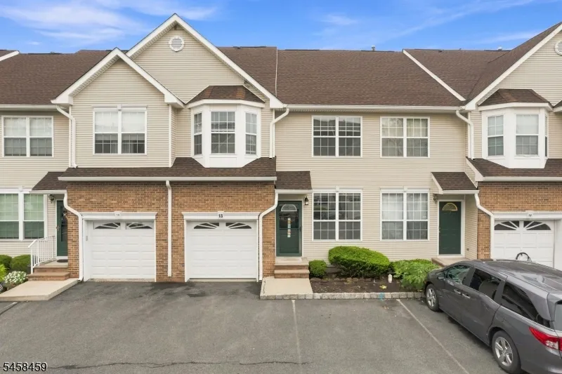13 Reins Ct Franklin, NJ 08873
