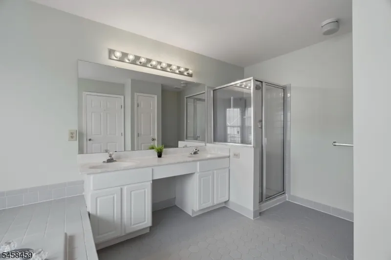 13 Reins Ct Franklin, NJ 08873