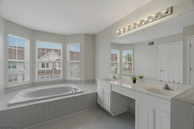 13 Reins Ct Franklin, NJ 08873