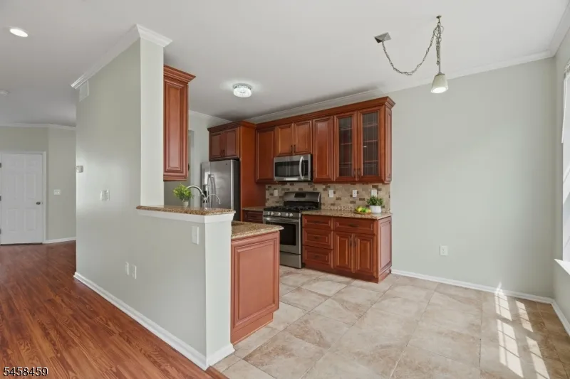 13 Reins Ct Franklin, NJ 08873