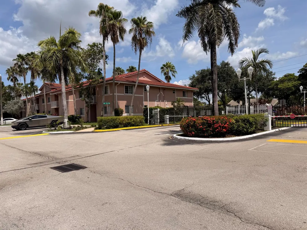 3271 Sabal Palm Manor #106 Davie, FL 33024