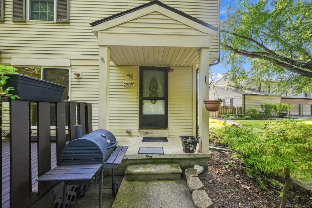 33707 Bayview DR Drive Chesterfield Township, MI 48047