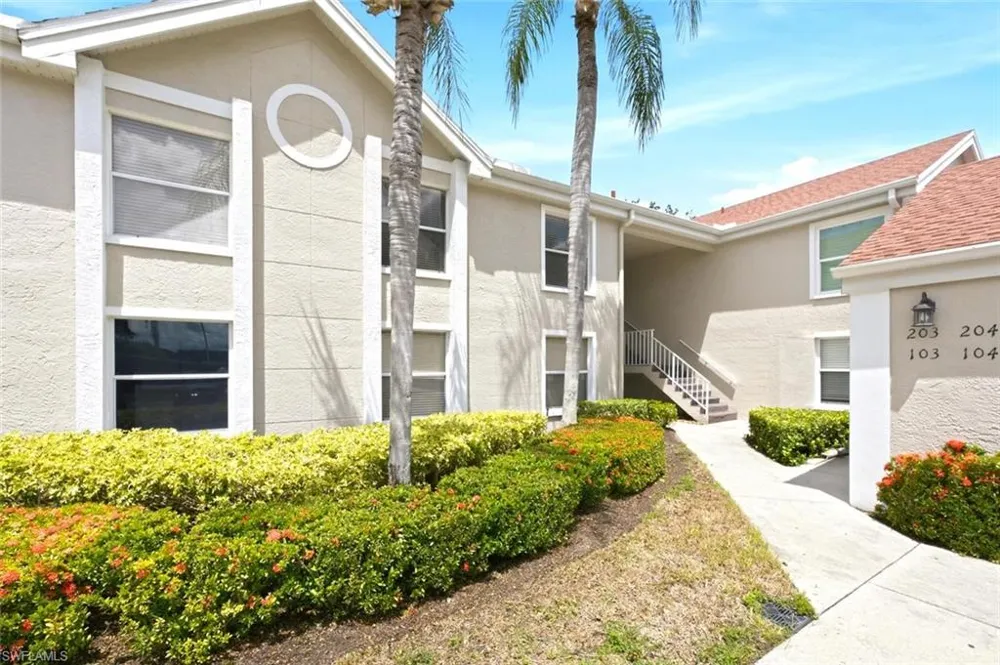 9856 Luna Circle #204 Naples, FL 34109