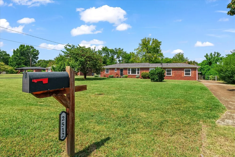 2512 Meadowood Dr Nashville, TN 37214