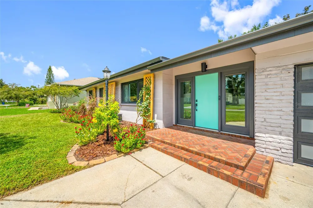 2121 W FARWELL DRIVE Tampa, FL 33603