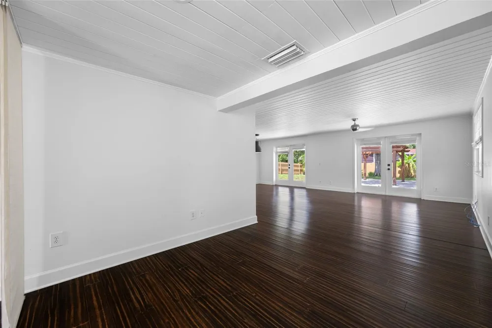 2121 W FARWELL DRIVE Tampa, FL 33603
