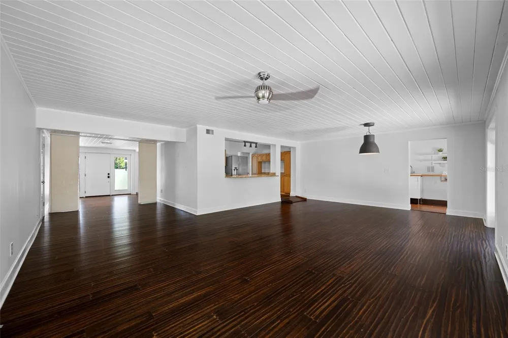 2121 W FARWELL DRIVE Tampa, FL 33603