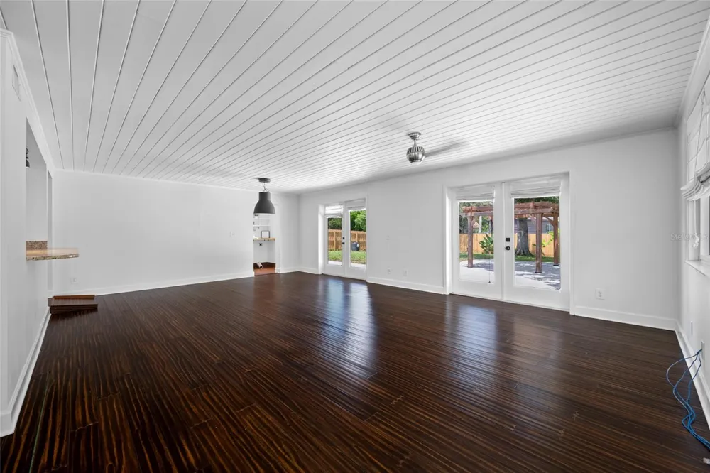 2121 W FARWELL DRIVE Tampa, FL 33603
