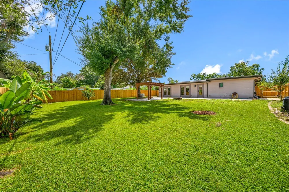2121 W FARWELL DRIVE Tampa, FL 33603