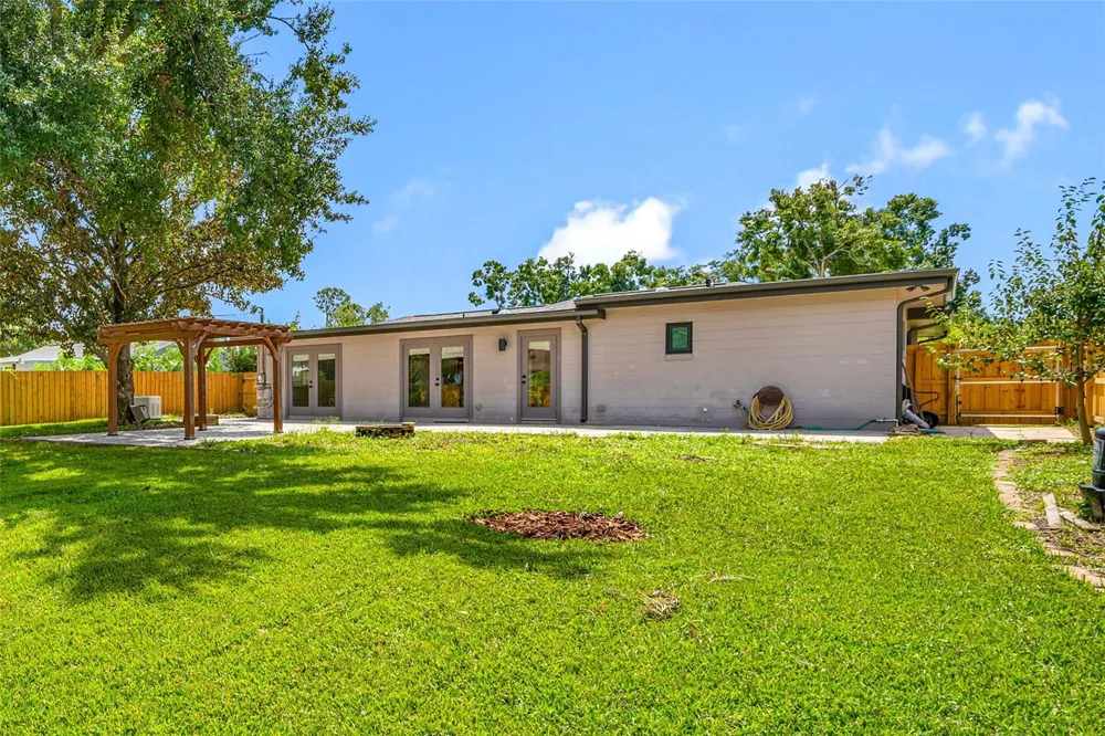 2121 W FARWELL DRIVE Tampa, FL 33603
