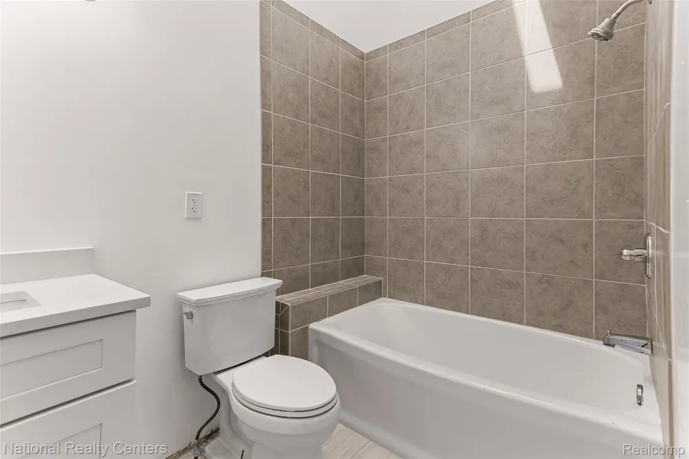 38860 Country Circle Farmington Hills City, MI 48331