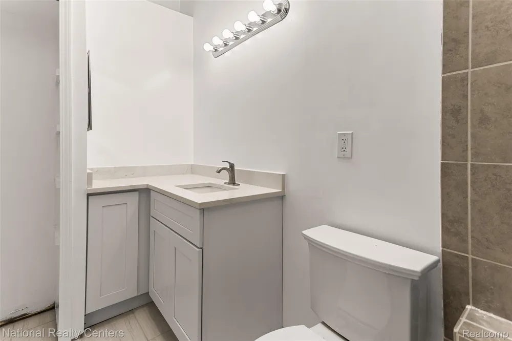 38860 Country Circle Farmington Hills City, MI 48331