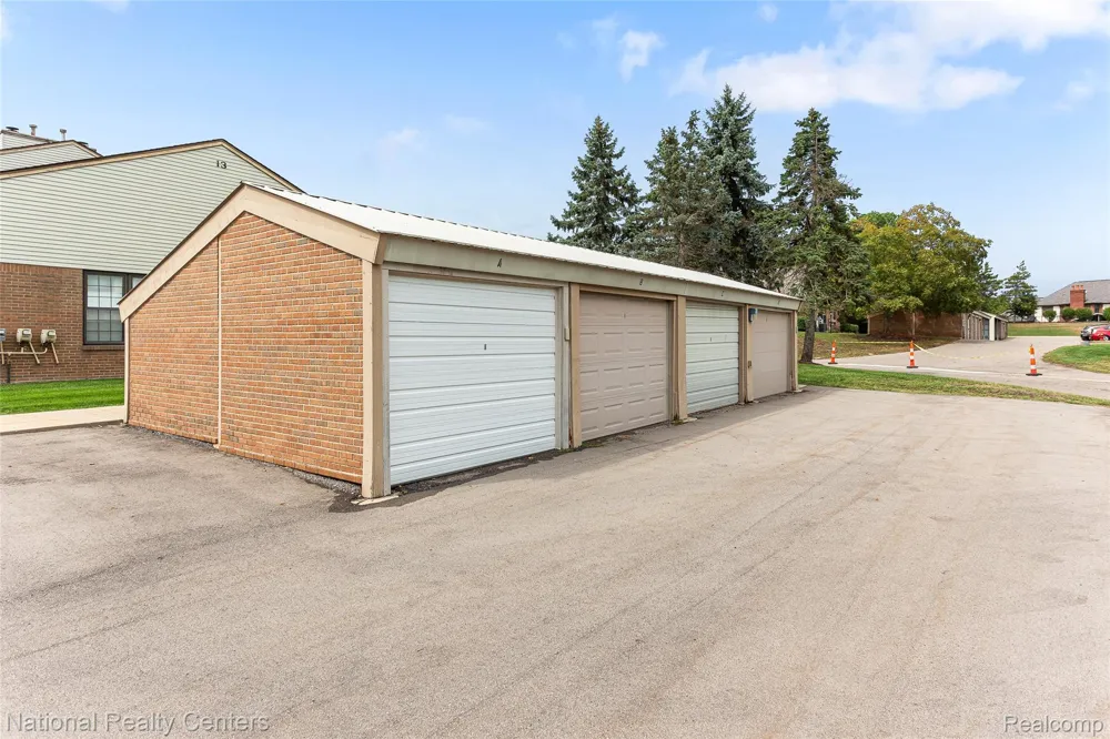 38860 Country Circle Farmington Hills City, MI 48331