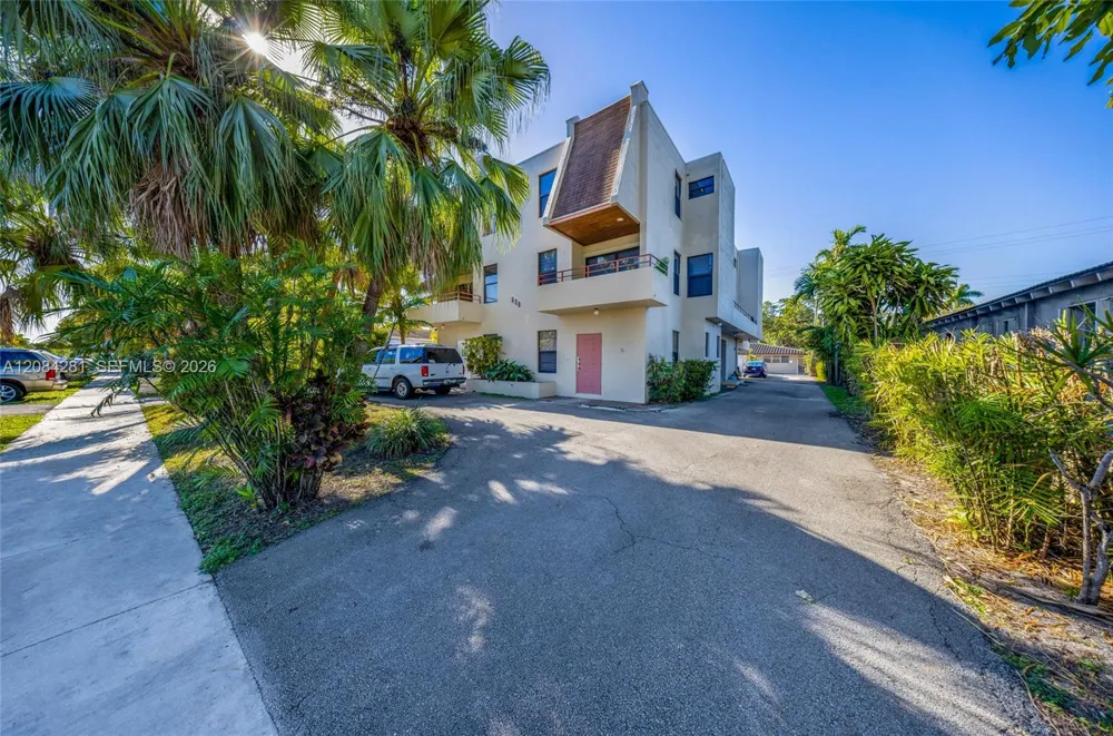 230 Canal St #202 Miami Springs, FL 33166