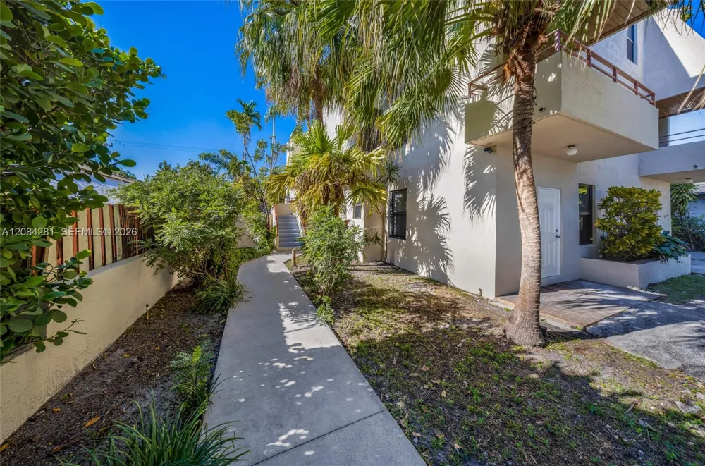 230 Canal St #202 Miami Springs, FL 33166