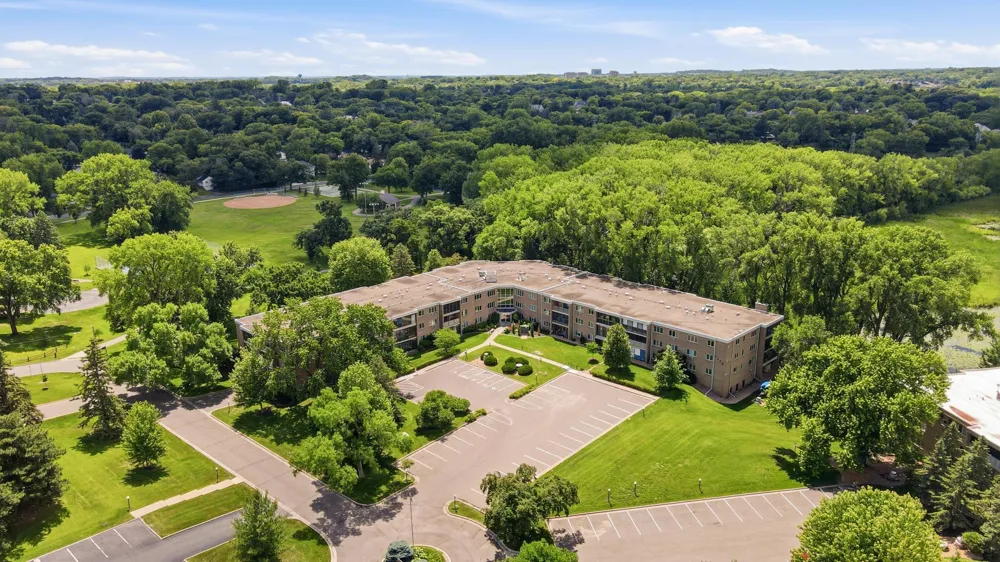 4370 Brookside Court #302 Edina, MN 55436