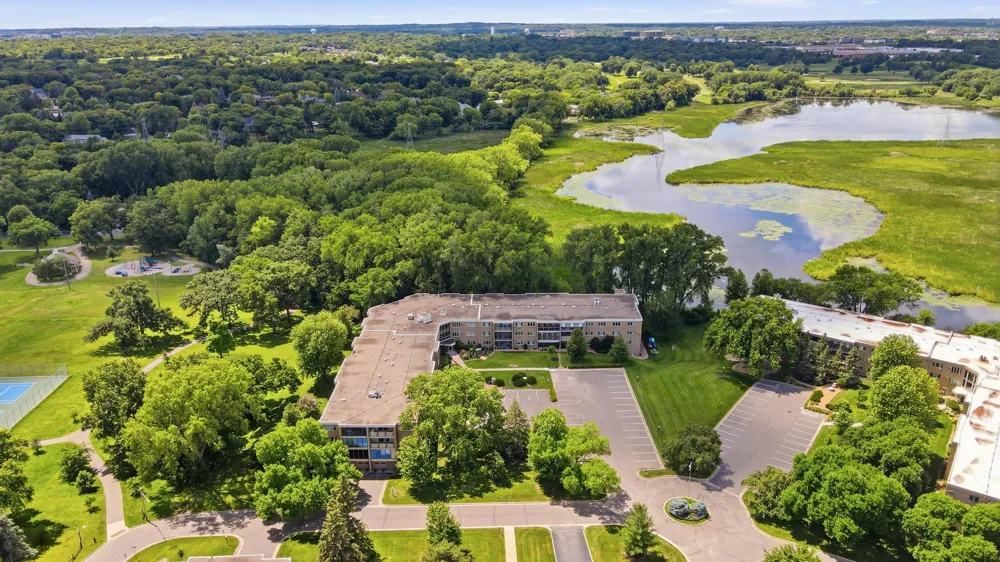 4370 Brookside Court #302 Edina, MN 55436