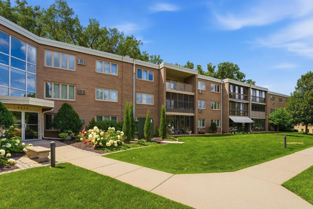 4370 Brookside Court #302 Edina, MN 55436