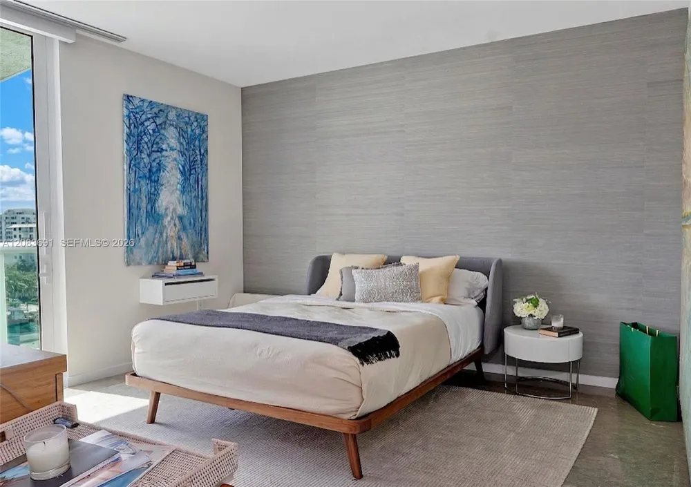 10 Venetian Way #804 Miami Beach, FL 33139