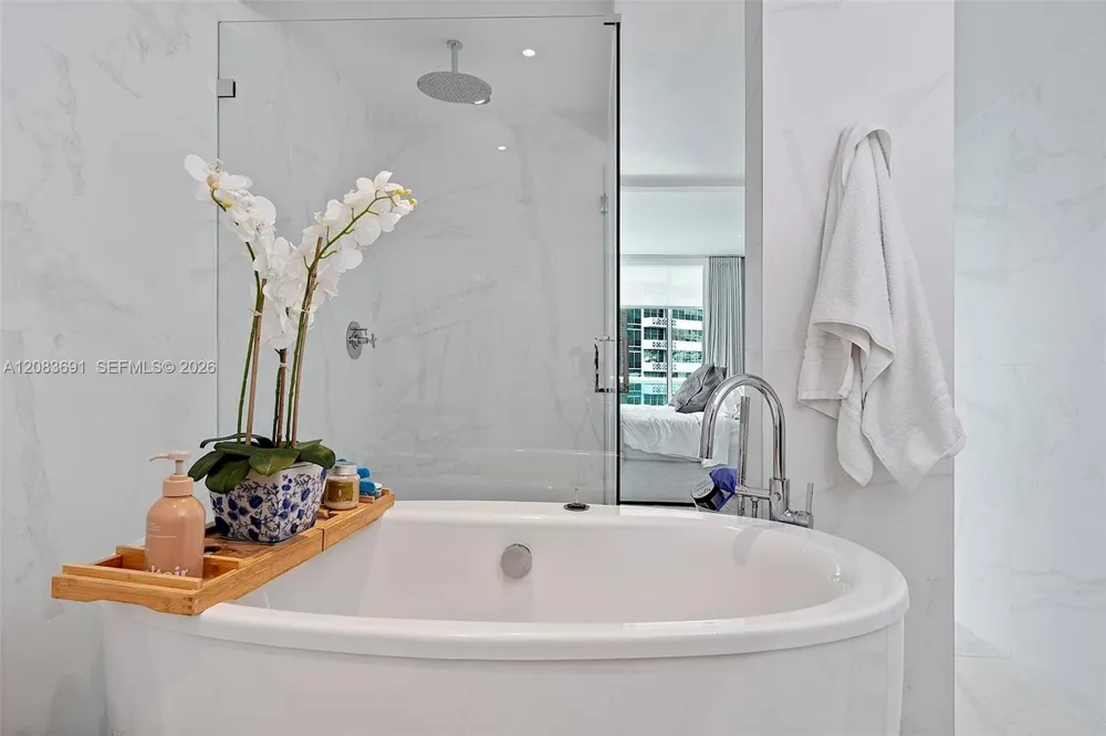 10 Venetian Way #804 Miami Beach, FL 33139