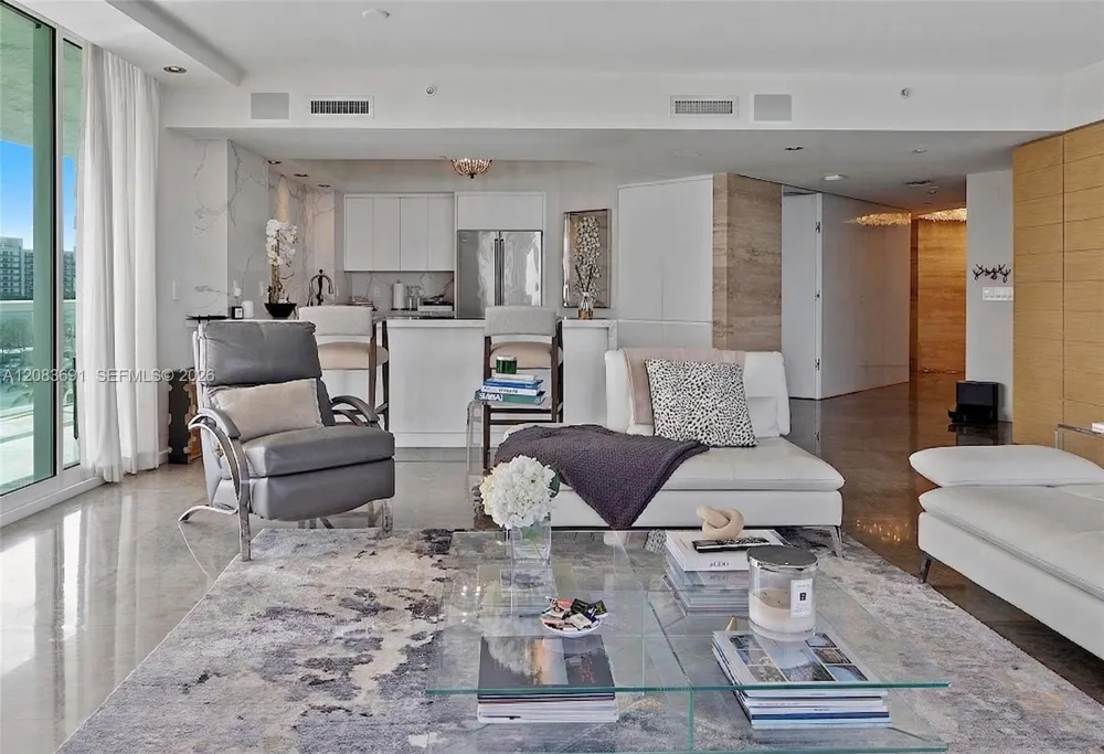 10 Venetian Way #804 Miami Beach, FL 33139