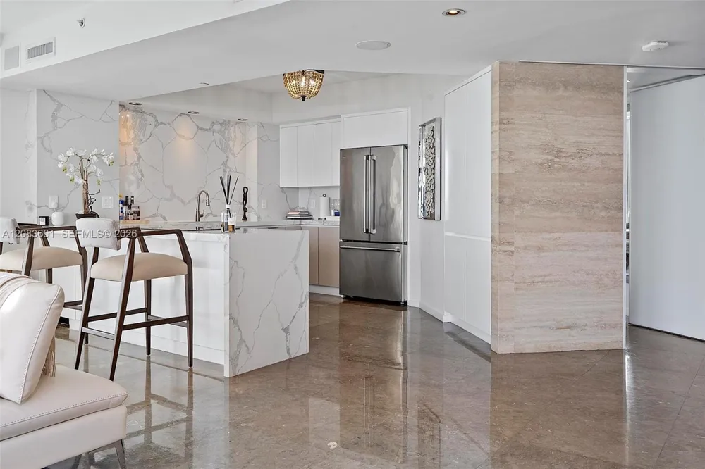 10 Venetian Way #804 Miami Beach, FL 33139