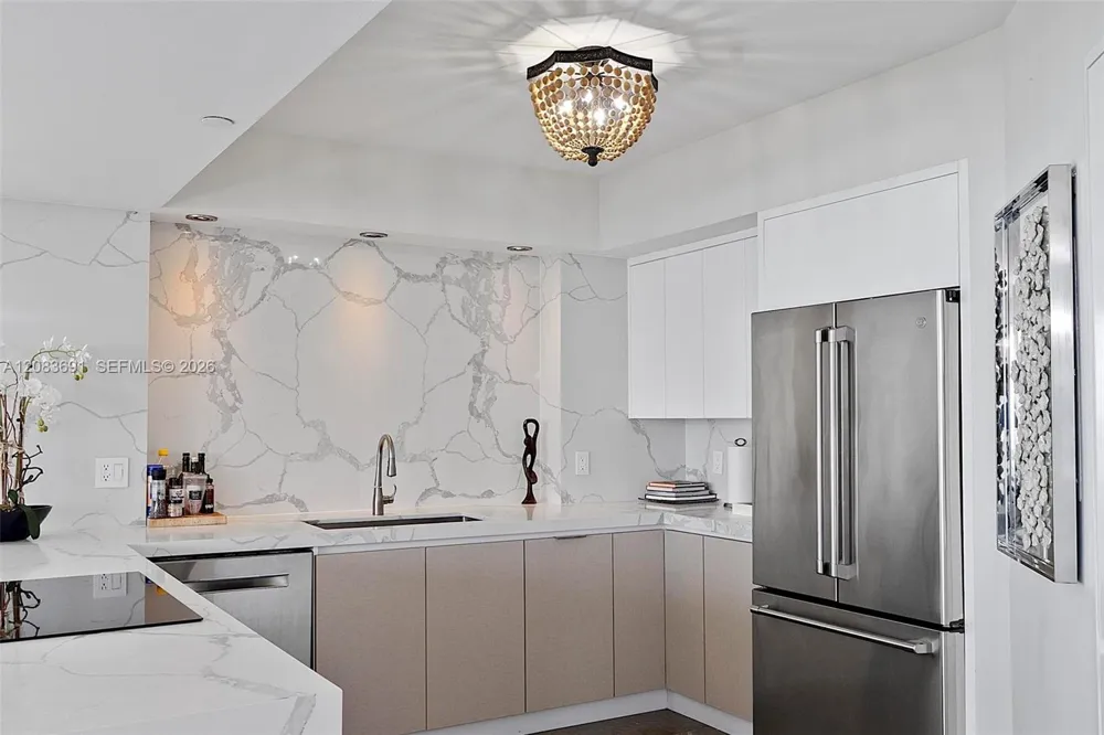 10 Venetian Way #804 Miami Beach, FL 33139