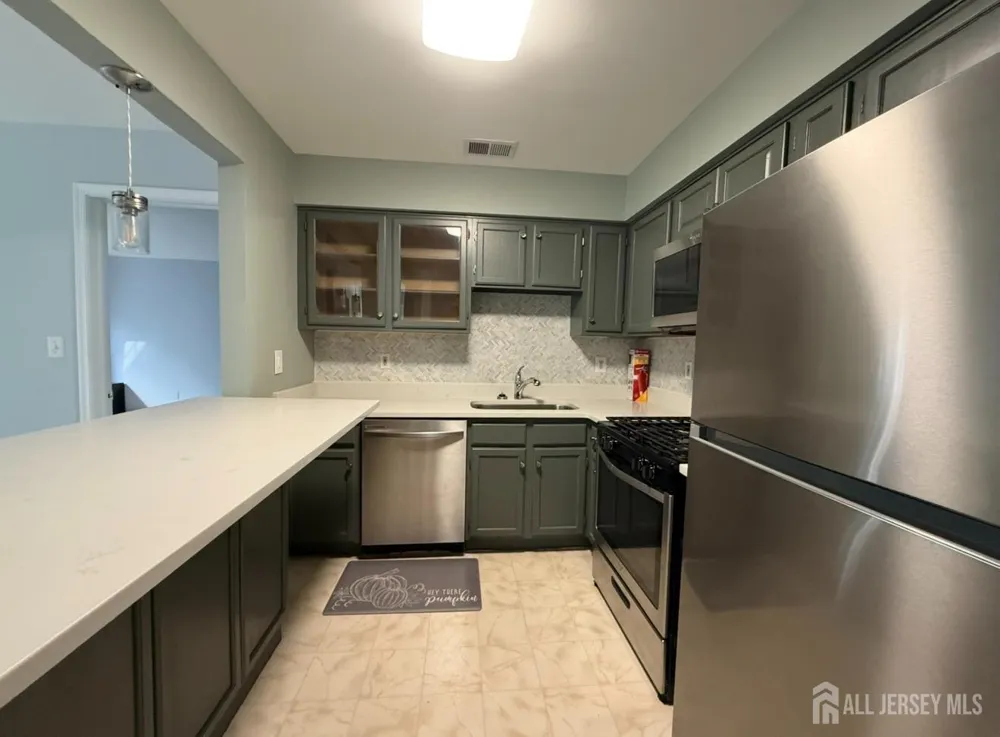 334 Waterford Drive Edison, NJ 08817