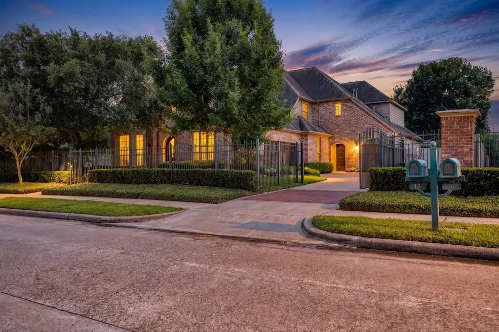 18 Waters Lake Boulevard Missouri City, TX 77459