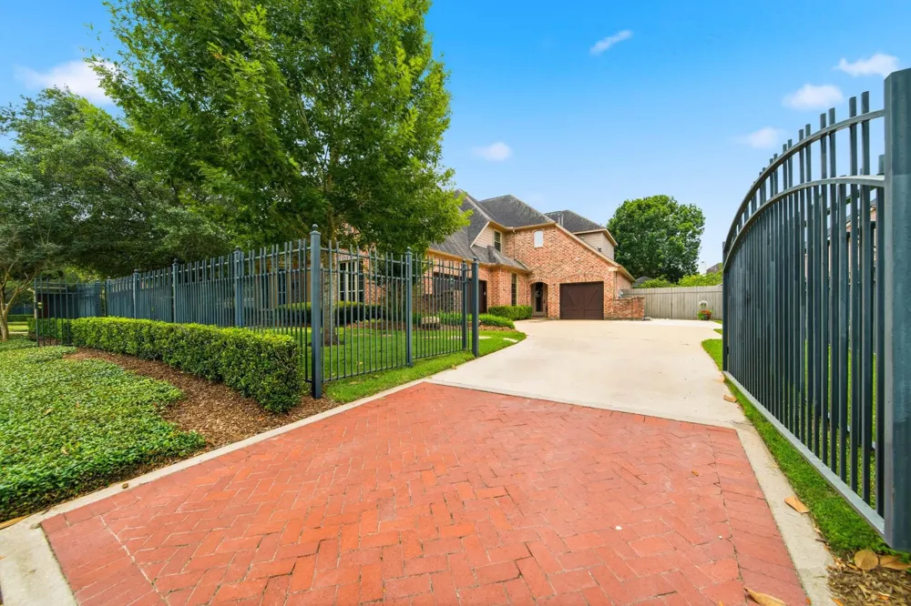 18 Waters Lake Boulevard Missouri City, TX 77459