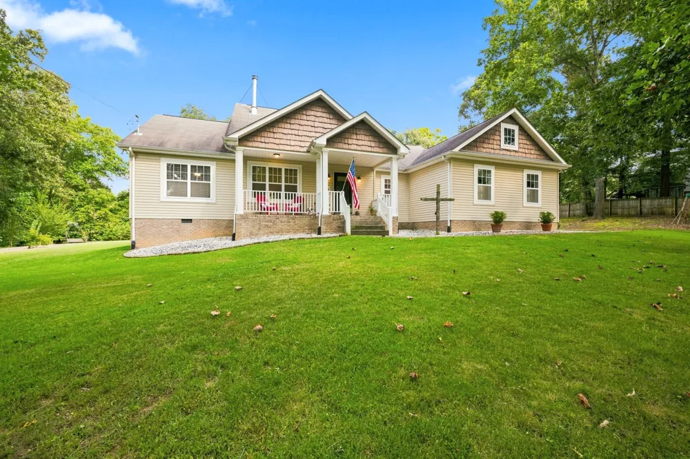 526 Aubrey Ln Burns, TN 37029