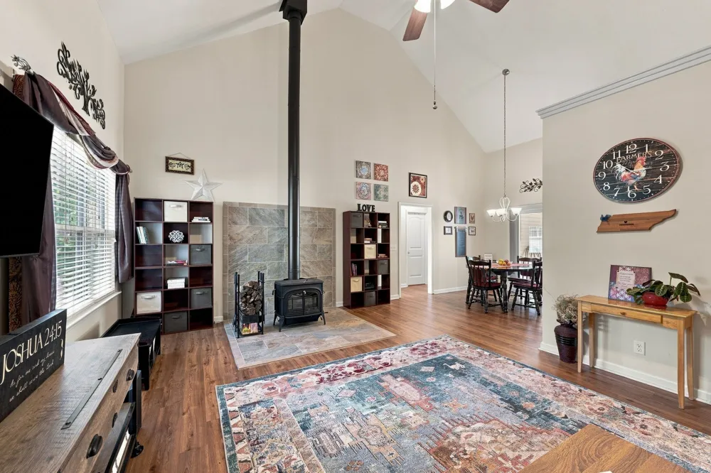 526 Aubrey Ln Burns, TN 37029