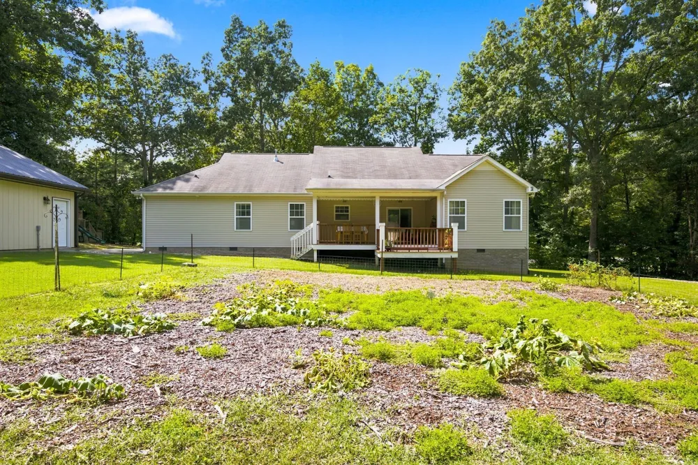526 Aubrey Ln Burns, TN 37029