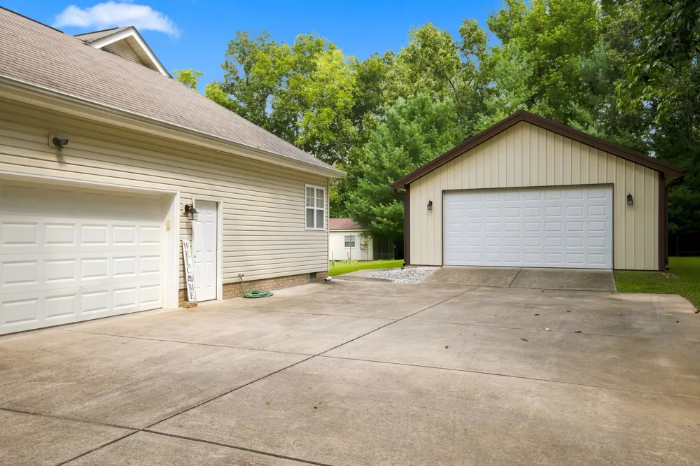 526 Aubrey Ln Burns, TN 37029