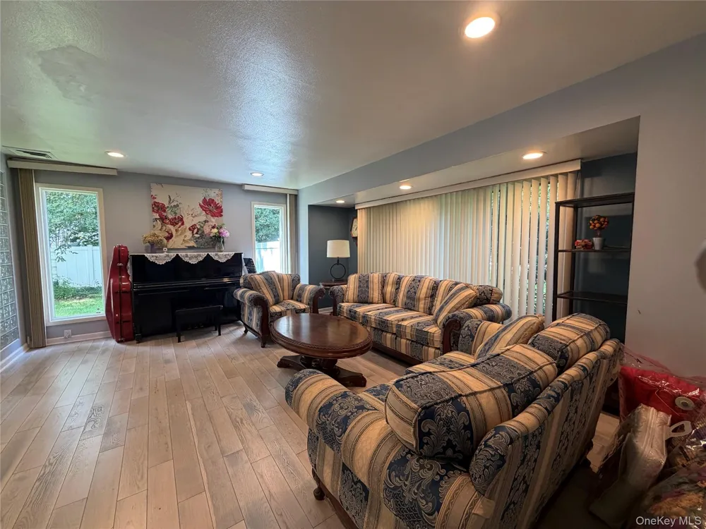 8 Tree Hollow Lane Dix Hills, NY 11746
