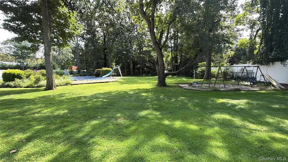 8 Tree Hollow Lane Dix Hills, NY 11746